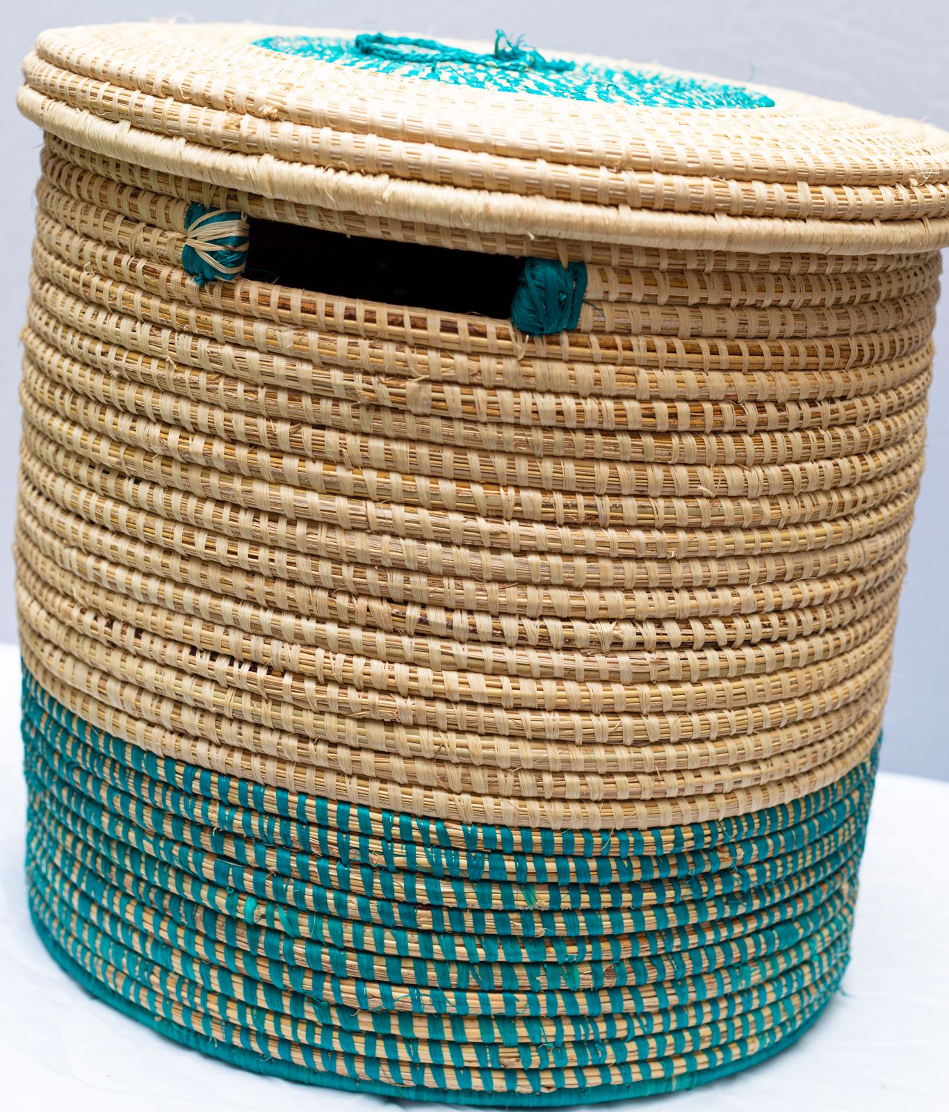 Medium-sized baskets with lids