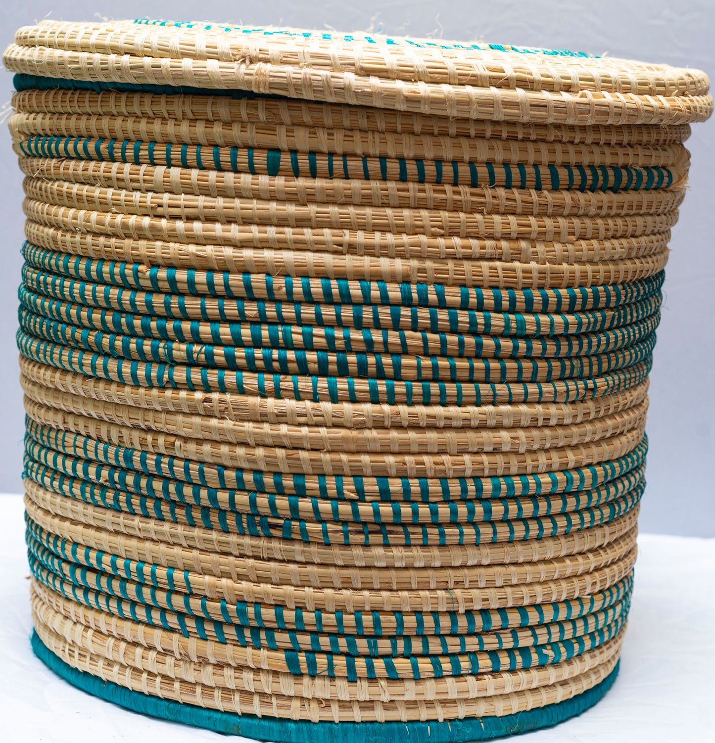 Medium-sized baskets with lids