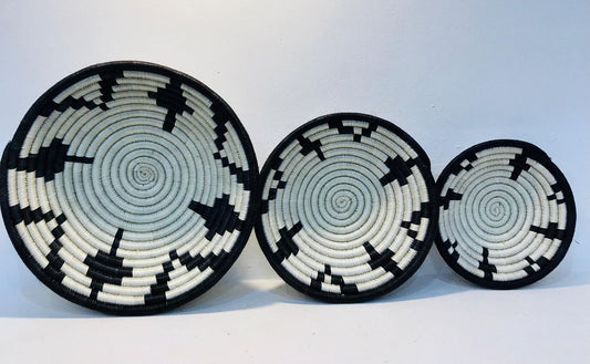 Black and white fruit baskets / Ebibbo