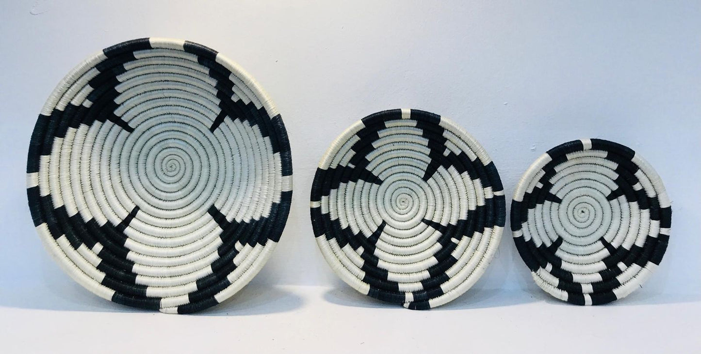 Black and white fruit baskets / Ebibbo