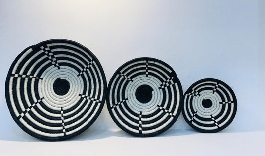 Black and white fruit baskets / Ebibbo